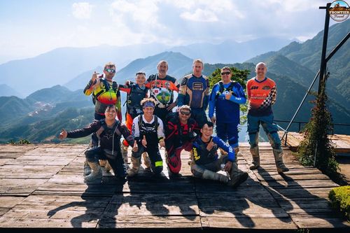 Trong quá trình vận hành tour, Frontier Travel Vietnam duy trì tỷ lệ hướng dẫn viên và nhân viên hỗ trợ phù hợp với quy mô đoàn, thường xuyên kiểm tra tình trạng phương tiện, trang bị đầy đủ đồ bảo hộ và theo dõi sát diễn biến thời tiết để điều chỉnh lịch trình khi cần thiết