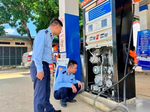 Lực lượng Quản lý thị trường - Sở Công Thương tỉnh Điện Biên tăng cường công tác kiểm tra, giám sát tại các cửa hàng bán lẻ xăng dầu trước thời điểm triển khai đồng bộ xăng E10.