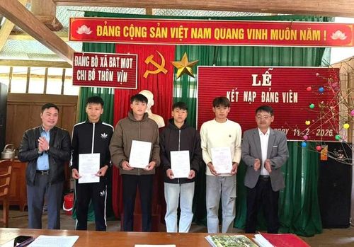Lễ kết nạp đảng viên mới ở Chi bộ thôn Vịn.