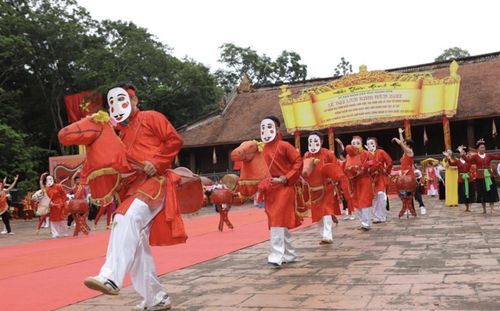 Độc đáo của trò Xuân Phả là trong 5 trò thì có ba trò người diễn phải dùng mặt nạ, đó là trò Chiêm Thành, Hoa Lang và Lục Hồn Nhung.