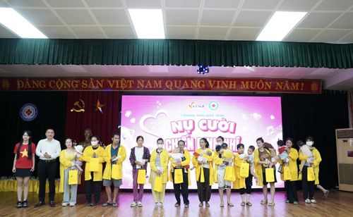 Những phần quà được trao đi là sự hỗ trợ về tinh thần và vật chất dành cho các gia đình bệnh nhi.