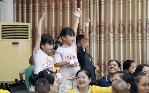 Sự háo hức hiện rõ trên gương mặt của các em nhỏ.
