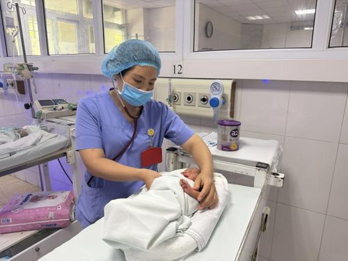 Trong những ngày đầu đời, các y bác sĩ tại Bệnh viện Nhi Thanh Hóa là những người chăm sóc em Ngân Tuấn Minh