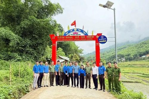 Các đơn vị hỗ trợ công trình thanh niên “Thắp sáng đường quê” tại xã Na Mèo.