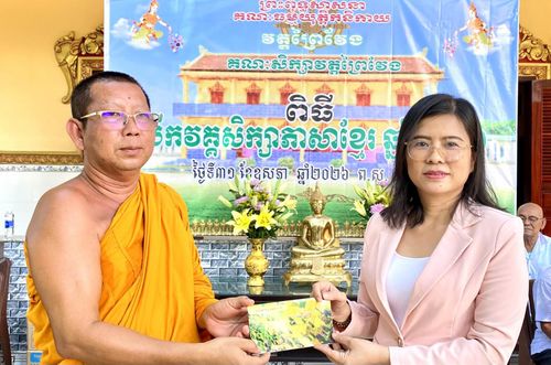 Phó Chủ tịch UBND xã Tri Tôn tặng quà chùa Prey Veng dịp lễ khai giảng.