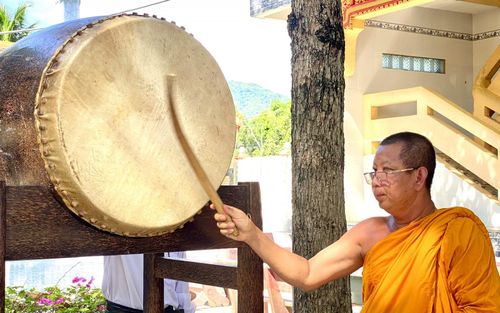 Thượng tọa Chau Chhonl, Trụ trì chùa Prey Veng, đánh trống khai giảng lớp học.