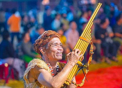Nghệ nhân Cơ Tu trình diễn nhạc cụ truyền thống trong lễ hội cộng đồng.