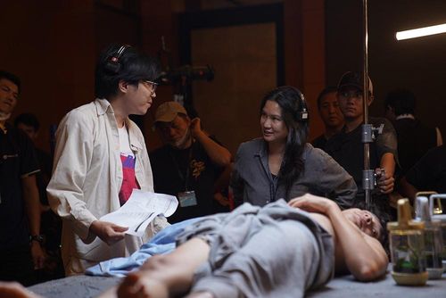 Đạo diễn Nguyễn Thiên Ân (trái) cùng ê-kíp trên trường quay Giấc mơ là ốc sên. Ảnh: NVCC