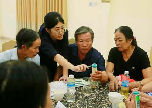 Các tổ giám sát dùng thiết bị cầm tay để đo chỉ số nguồn nước đã lấy mẫu. Ảnh: P.L