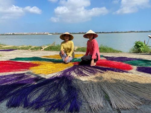 Với trí sáng tạo và bàn tay tài hoa, chị Phạm Thị Công pha trộn, tạo ra đa dạng màu sắc để nhuộm cói. Ảnh: LAM PHƯƠNG