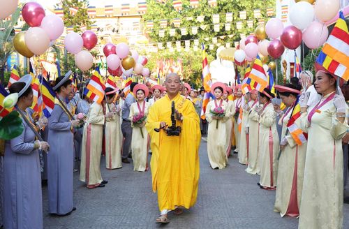 Các đại biểu quang lâm lễ đài. Ảnh: BẢO LÂM