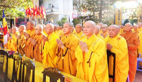 Các chư tôn đức cầu nguyện quốc thái, dân an. Ảnh: BẢO LÂM