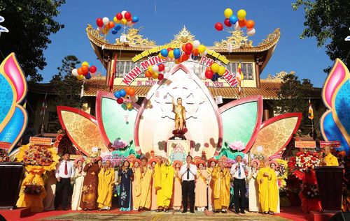 Nghi thức thả bong bóng cầu nguyện thế giới hòa bình, chúng sinh an lạc. Ảnh: ĐẮC MẠNH