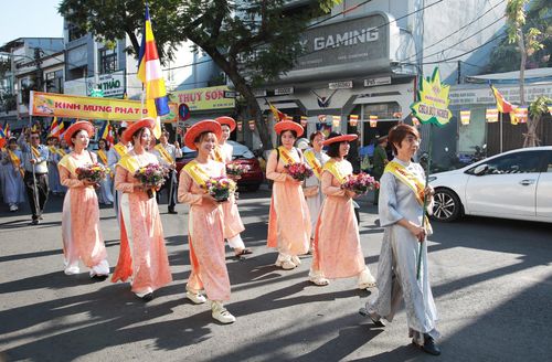 Đồng bào Phật tử Đà Nẵng thành kính, trang nghiêm tham dự Đại lễ Phật đản. Ảnh: ĐẮC MẠNH