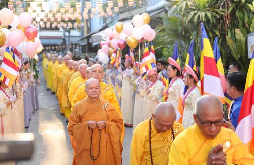 Các đại biểu quang lâm lễ đài. Ảnh: BẢO LÂM