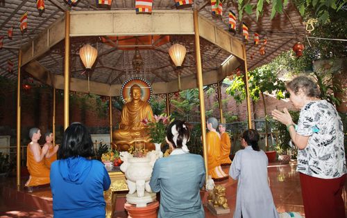 Đồng bào Phật tử Đà Nẵng kính mừng Phật đản. Ảnh: ĐẮC MẠNH