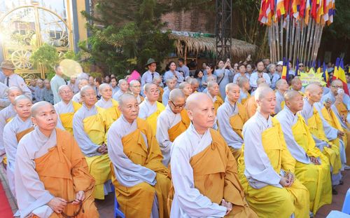 Đông đảo tăng ni và đồng bào Phật tử tham dự Đại lễ. Ảnh: BẢO LÂM