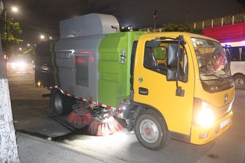 Xe quét đường tiếp tục làm sạch các tuyến phố sau khi được thu gom rác thô. Ảnh: HOÀNG HIỆP