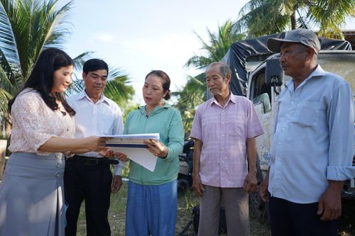 Đại diện Hội Liên hiệp Phụ nữ xã Hòa Vang tuyên truyền người dân thôn Cẩm Toại Trung về chủ trương giải phóng mặt bằng phục vụ dự án cải tạo, nâng cấp quốc lộ 14B. Ảnh: XUÂN SƠN