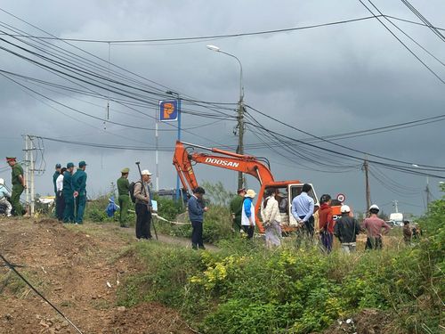 Người dân xã Hòa Vang bàn giao mặt bằng cho dự án cải tạo, nâng cấp quốc lộ 14B. Ảnh: XUÂN SƠN