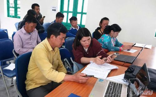 Chị Vương Thị Phượng, công chức Trung tâm Phục vụ hành chính công xã Quài Tở hướng dẫn thực hiện nộp hồ sơ trực tuyến trên Cổng dịch vụ công quốc gia.
