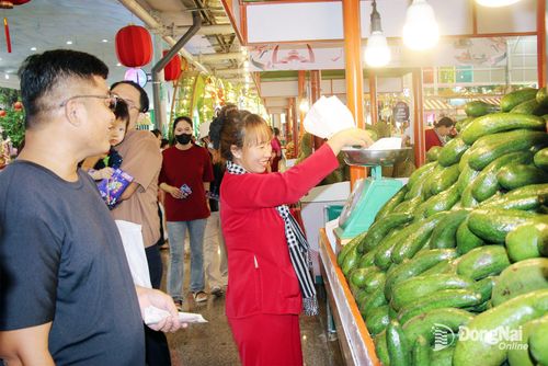 Các gian hàng trái cây đặc sản thu hút đông đảo du khách trong ngày khai mạc Lễ hội trái cây Nam Bộ năm 2026. Ảnh: Hải Quân