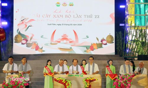 Các đại biểu thực hiện nghi thức khai mạc Lễ hội trái cây Nam Bộ lần thứ 22 với chủ đề Thanh âm dòng phù sa - Dòng chảy nguồn cội - Tiếp nối văn hóa. Ảnh: Hải Quân