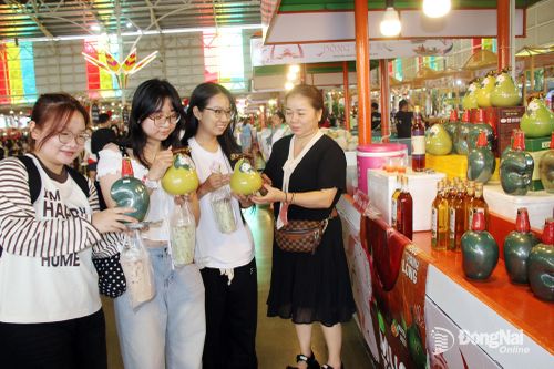 Một chủ thể OCOP của Đồng Nai tham gia quảng bá, giới thiệu sản phẩm tại Lễ hội trái cây Nam Bộ năm 2026. Ảnh: Hải Quân