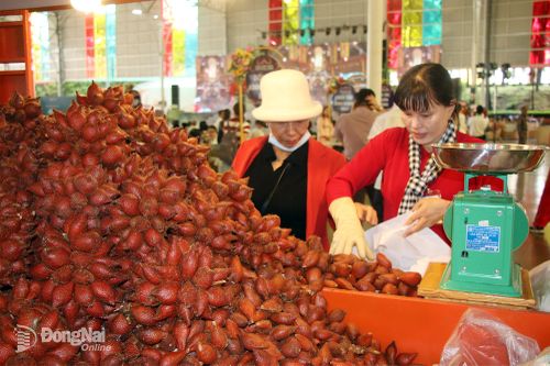 Ngoài trái cây còn có gian hàng các loại nông sản nổi bật khác tại lễ hội. Ảnh: Hải Quân
