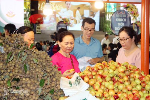 Không chỉ riêng các loại trái cây Nam Bộ, lễ hội năm nay còn hội tụ nhiều gian hàng trái cây đặc sản từ nhiều địa phương trên cả nước. Ảnh: Hải Quân