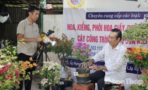 Nông dân xã Tân Khánh Trung ứng dụng mạng xã hội livestream giới thiệu và bán hoa giấy, mở rộng đầu ra cho sản phẩm hoa - kiểng địa phương.