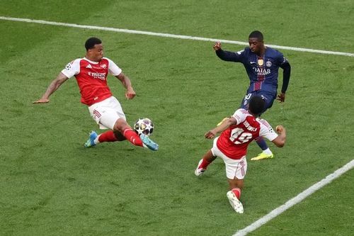 Hàng thủ của Arsenal đã khóa chặt các mũi công bên phía PSG. Ảnh: UEFA