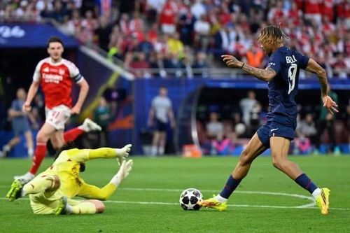 Arsenal liên tục phải đối mặt với những tình huống phản công nhanh của đối phương. Ảnh: UEFA