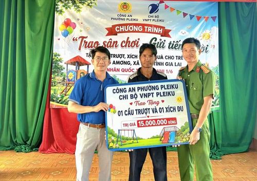 Đại diện Công an phường Pleiku và Chi bộ VNPT Pleiku trao tặng công trình cầu trượt và xích đu cho trẻ em làng Amơng (xã Ia Ly, tỉnh Gia Lai). Ảnh: ĐVCC