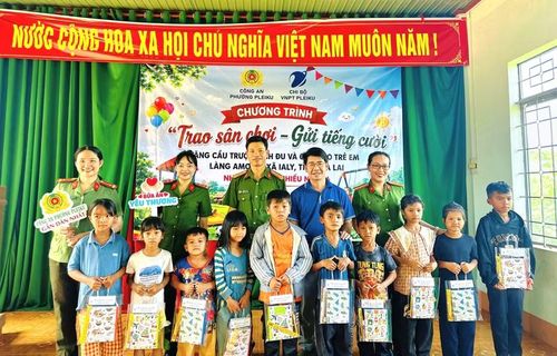 Ban tổ chức trao quà cho học sinh có hoàn cảnh khó khăn đạt thành tích tốt trong học tập tại làng Amơng (xã Ia Ly, tỉnh Gia Lai). Ảnh: ĐVCC