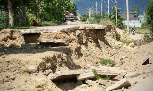  Nhiều vị trí nền đường và mái ta luy bị xói lở sâu 1,5-3 m, xuất hiện hàm ếch, sụt lún nghiêm trọng, thậm chí có đoạn bị cuốn trôi hoàn toàn. Ảnh: M.P 
