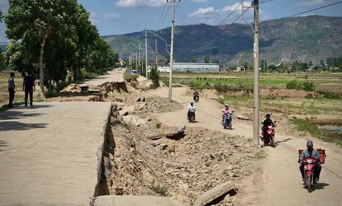  Hiện tuyến đường chưa được sửa chữa, người dân phải đi xuống ruộng mới có thể lưu thông, còn phương tiện chở hàng hóa buộc đi đường vòng với chiều dài gấp 3 lần so với trước đây. Ảnh: M.P 