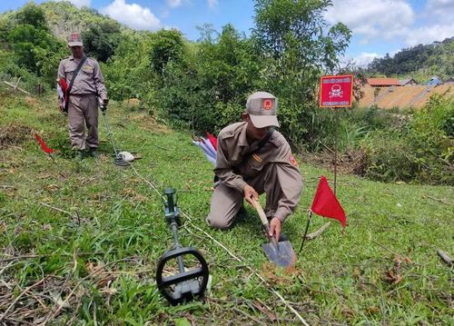 Chiến sĩ Lữ đoàn Công binh 7 rà phá bom mìn tại xã An Toàn. Ảnh: ĐVCC