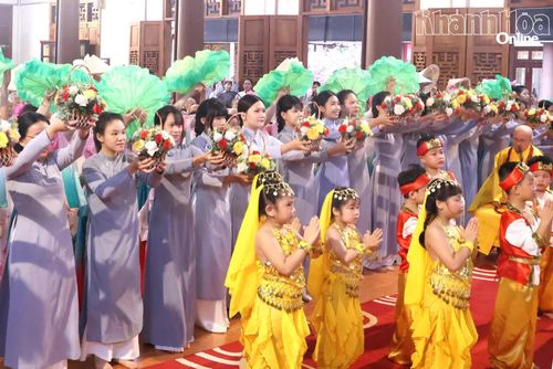 Phật tử dâng hoa lên Đức Phật.