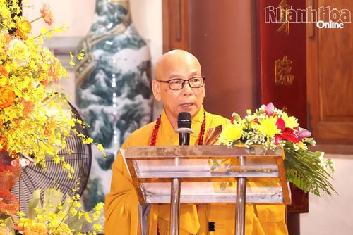 Thượng tọa Thích Hạnh Huệ - Ủy viên Hội đồng Trị sự Giáo hội Phật giáo Việt Nam, Phó Trưởng ban Thường trực Ban Trị sự Giáo hội Phật giáo tỉnh Khánh Hòa đọc diễn văn Phật Đản - Phật lịch 2570 của Hòa thượng, Phó Pháp chủ, Chủ tịch Hội đồng Trị sự Giáo hội Phật giáo Việt Nam.