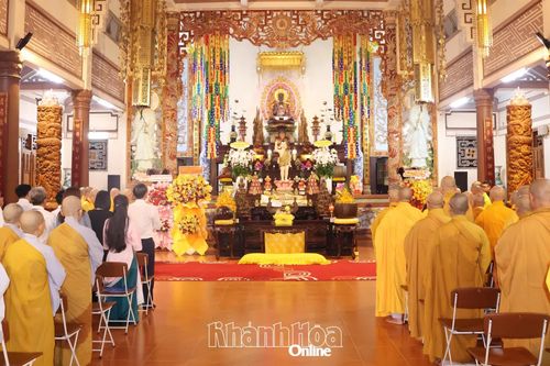 Quang cảnh buổi lễ tại Chánh điện Chùa Long Sơn.