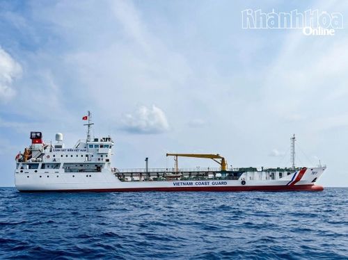 Tàu cảnh sát biển 7011 thực thi nhiệm vụ trên biển.