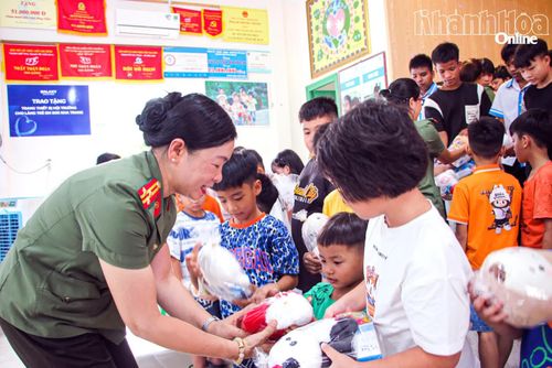 Lực lượng công an trao quà cho trẻ em.