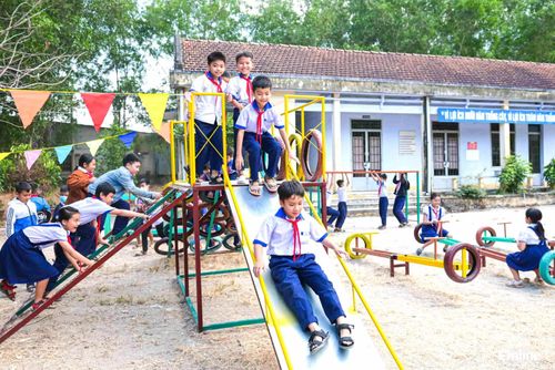 Trẻ em xã Trung Khánh Vĩnh vui chơi tại khu vui chơi do đoàn viên, thanh niên thực hiện.