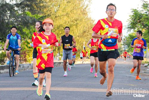 Trẻ em cùng thành viên trong gia đình tham gia hoạt động thể dục, thể thao.