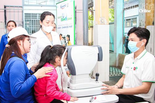 Khám các bệnh về mắt cho trẻ em.