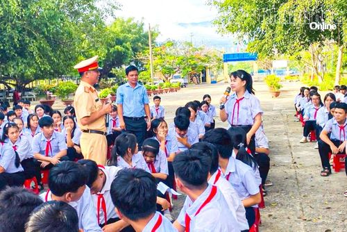Tuyên truyền nâng cao nhận thức về an toàn giao thông cho học sinh xã Tân Định. Ảnh: VĂN KỲ