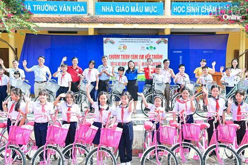 Hội đồng Đội tỉnh phối hợp với các đơn vị tặng xe đạp cho học sinh vượt khó học giỏi xã Diên Điền.