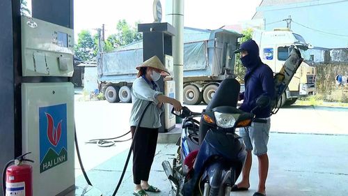 Khách hàng trải nghiệm xăng E10. (Ảnh: Nguyễn Hoàng)