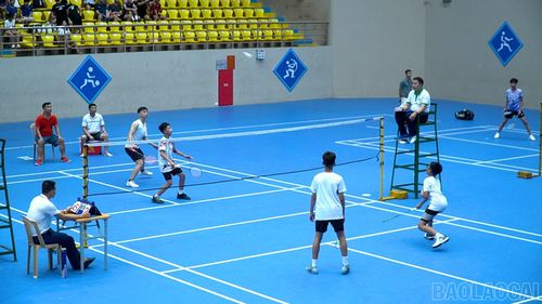 Các vận động viên trẻ cống hiến cho khán giả những pha bóng, đường cầu đẹp mắt.